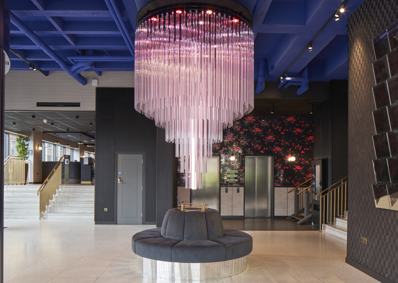 Roseus chandelier, York 2022